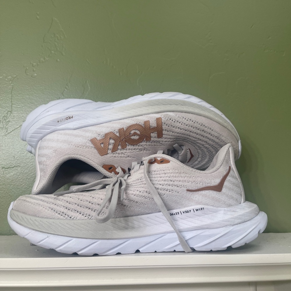 Hoka Mach 5 size 7 white/copper